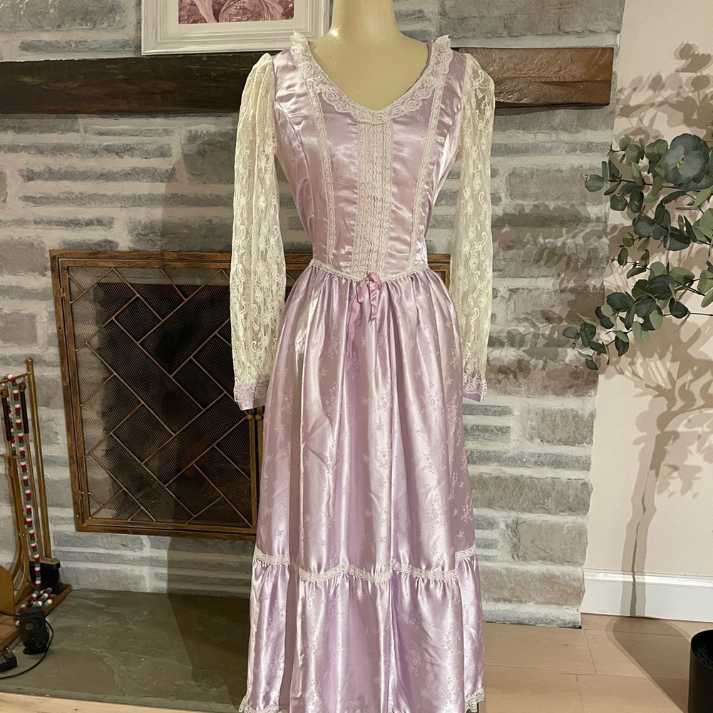 Elegant Lavender Lace Sleeve Dress